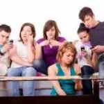 Collo storto causa smartphone: i nativi digitali rischiano la gobba?