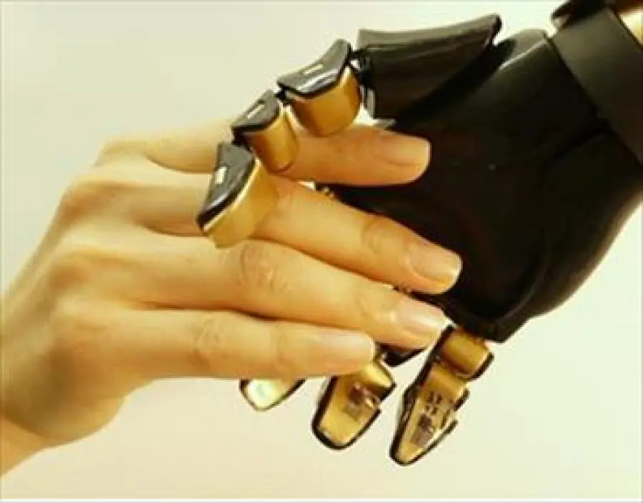 Scienza, arriva la pelle di plastica sensibile al tatto