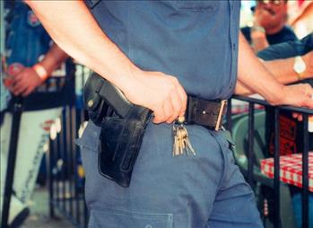 Usa, poliziotto sputa addosso ad un afroamericano in manette: sospeso [VIDEO]