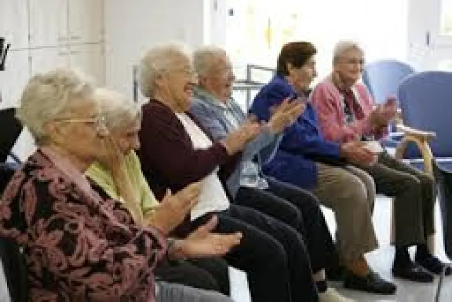 Anziani legati e maltrattati in casa di riposo: indagate due donne