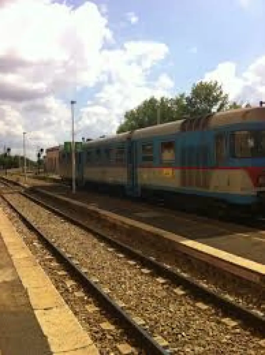 Sassi contro vetro treno, macchinista ferito all'occhio