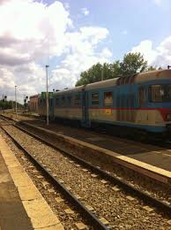 Sassi contro vetro treno, macchinista ferito all'occhio