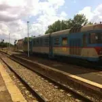 Sassi contro vetro treno, macchinista ferito all'occhio