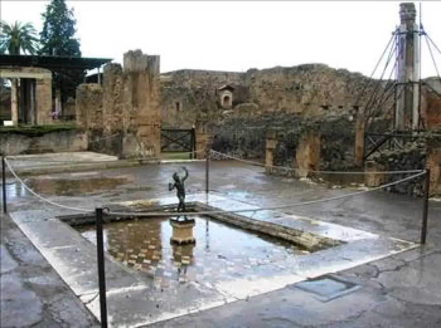 Pompei, lo scempio infinito: turisti francesi rubano frammenti degli scavi