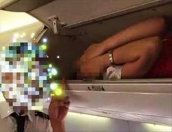 Nonnismo sugli aerei in Cina, hostess chiuse nelle cappelliere