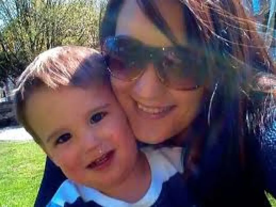 Chatta su Facebook mentre il figlio di 2 anni annega