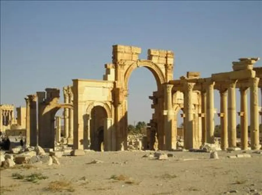 Scempio continuo dell'Isis, abbattuto l'Arco di Trionfo a Palmira di 2000 anni fa