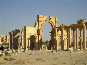 Scempio continuo dell'Isis, abbattuto l'Arco di Trionfo a Palmira di 2000 anni fa