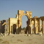 Scempio continuo dell'Isis, abbattuto l'Arco di Trionfo a Palmira di 2000 anni fa