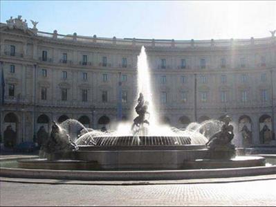 Roma, turisti si spogliano e fanno il bagno nella fontana delle Naiadi