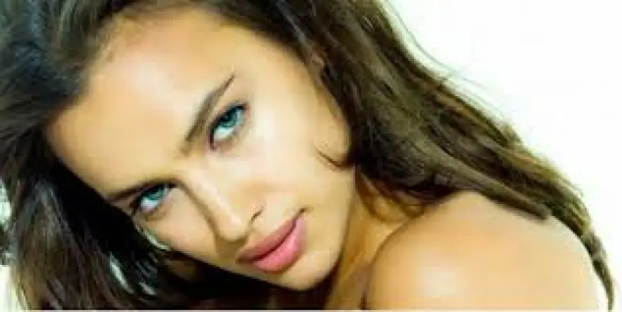 Irina Shayk, senza veli e in tacchi a spillo: 