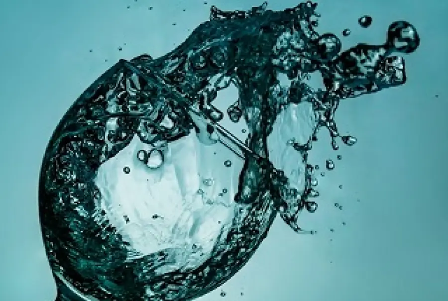 Bere troppa acqua fa male alla salute: ecco cosa si rischia