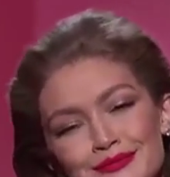 Gigi Hadid: l'imitazione di Melania Trump agli American Music Awards 2016 poi le scuse su Twitter