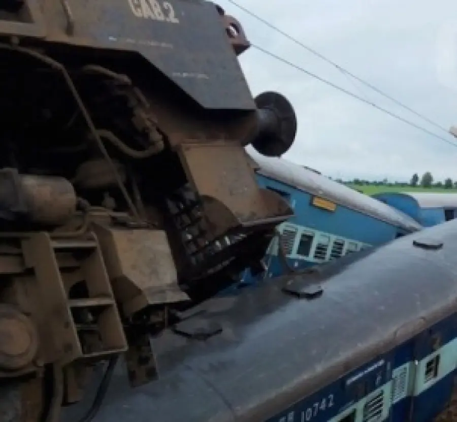 India, terribile incidente ferroviario: treno deraglia dai binari