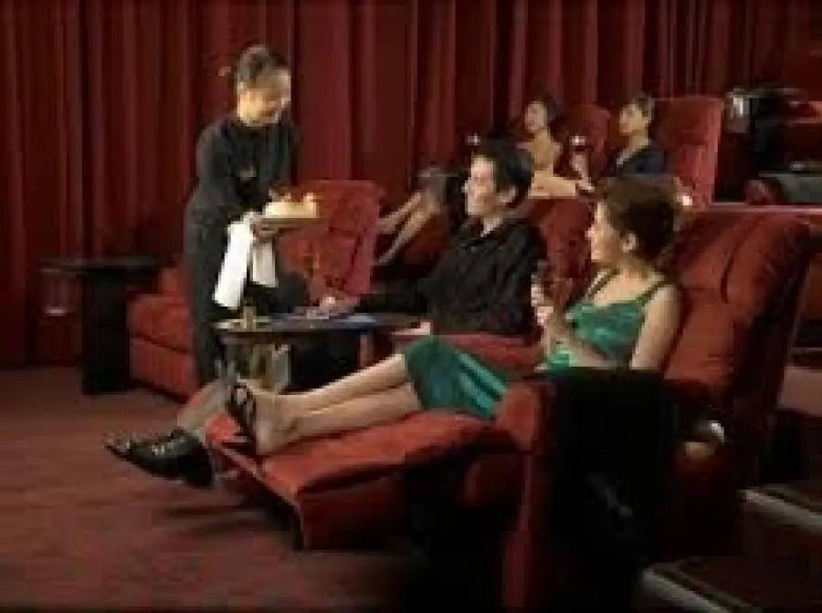 Netflix: 10 film in contemporanea on-line e nelle sale