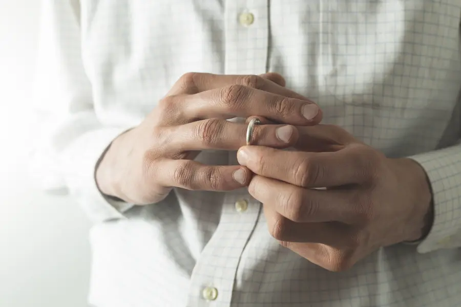 Tradimento fisico, mentale o virtuale: è possibile perdonare l’infedeltà?