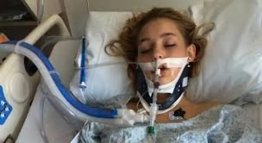 15enne in coma etilico, la madre pubblica la foto su Facebook