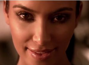 Kim Kardashian confessa di essere malata di psoriasi: che cos'è e come si cura