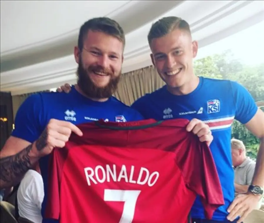 Euro 2016, Islanda: Cristiano Ronaldo gli nega la maglia, gliela comprano i compagni