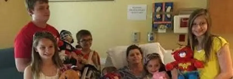 Muore di cancro al seno: la sua amica del cuore adotta tutti e 6 i figli