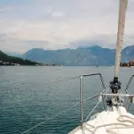 Tragedia al largo di Ostia: morta 49enne dopo aver battuto la testa sullo scafo, salvo il marito