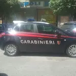 Salerno, piovono soldi da un balcone