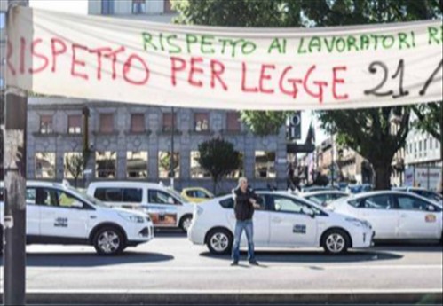 Tassisti in rivolta a Milano contro il blocco sanzioni di Uber