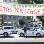 Tassisti in rivolta a Milano contro il blocco sanzioni di Uber