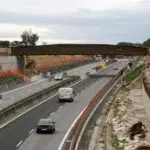 Si suicida gettandosi da cavalcavia e provoca un incidente mortale