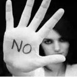 Roma, donna giù dal balcone per fuggire alle percosse del compagno: è grave