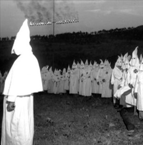 Ritorna l'incubo Ku Klux Klan negli Usa: 4 accoltellati e 13 arresti