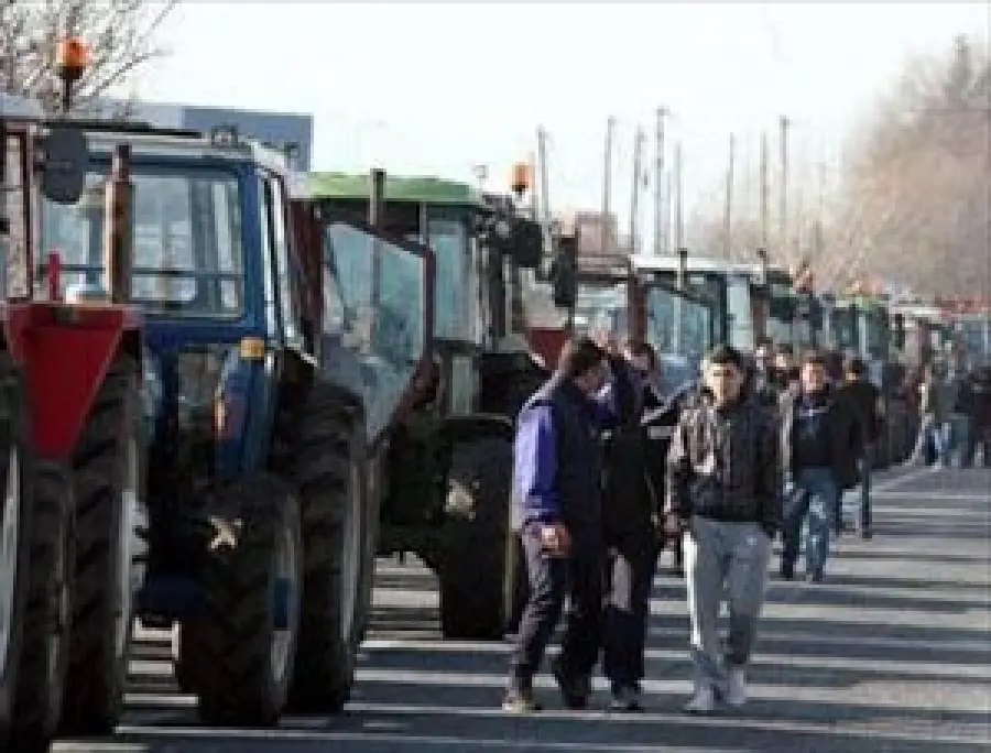 Grecia, scontri tra agricoltori e polizia per la riforma delle pensioni