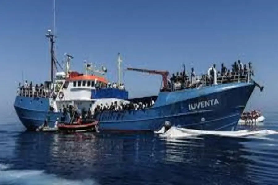 Migranti, Guardia Costiera ferma prima nave Ong a Lampedusa