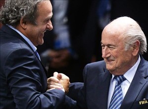 Terremoto nel mondo del calcio, 8 anni di squalifica per Blatter e Platini