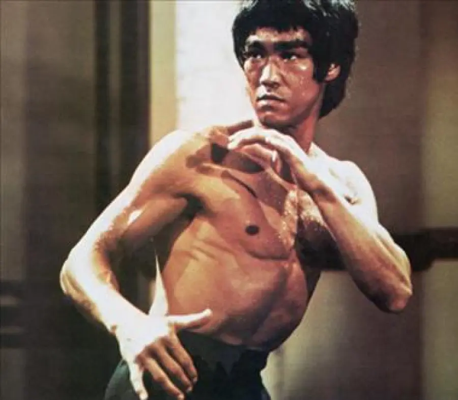 I 75 anni di Bruce Lee, l'uomo che ha reso celebri le arti marziali